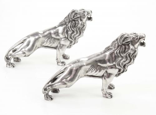 PAREJA DE LEONES ESPAÑOLES EN PLATA, MED. SIGLO XX.