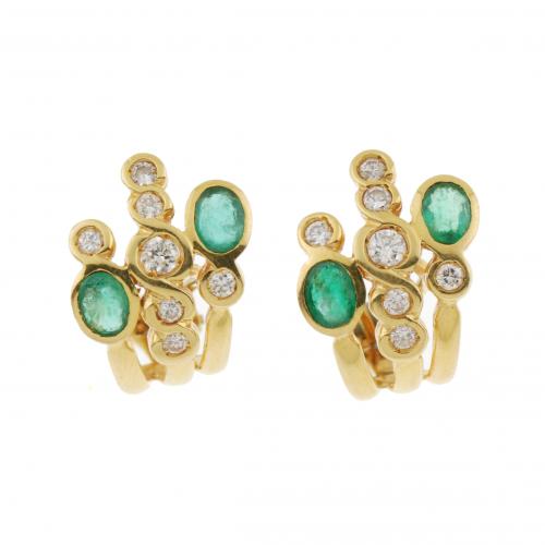 PENDIENTES CON DIAMANTES Y ESMERALDAS.