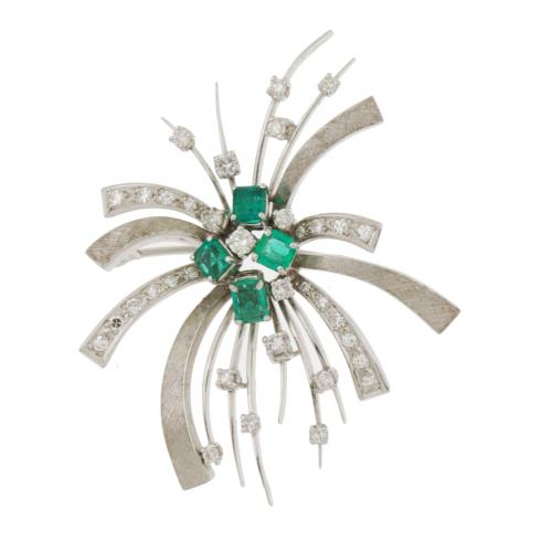 BROCHE CON DIAMANTES Y ESMERALDAS.