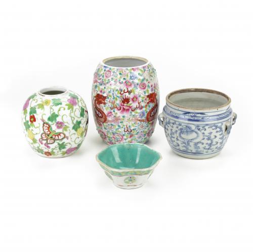 CUATRO PIEZAS DE PORCELANA CHINA, SIGLO XIX-XX.