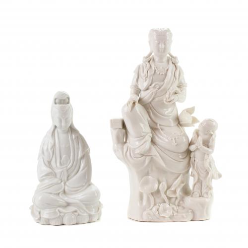LOTE DE DOS FIGURAS GUANYIN, SIGLO XX.