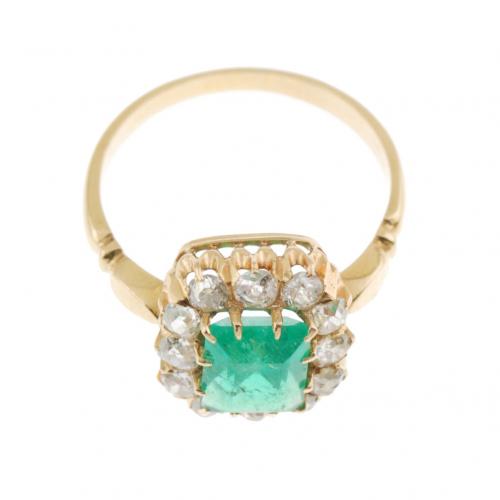 DIAMOND AND EMERALD ROSETTE RING. 