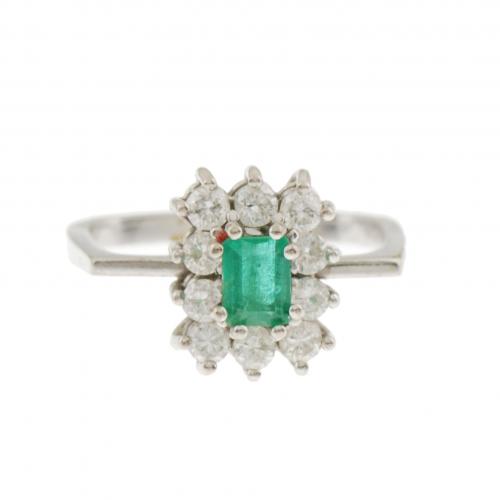 EMERALD AND DIAMOND ROSETTE RING.