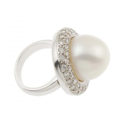 DIAMOND AND PEARL RING.