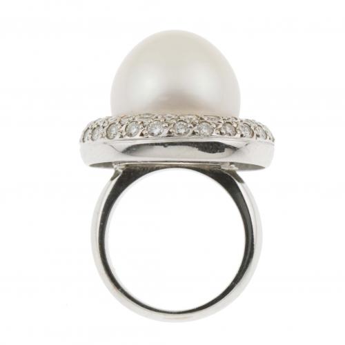DIAMOND AND PEARL RING.