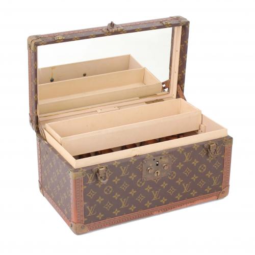 LOUIS VUITTON. TRAVELLING VANITY CASE.