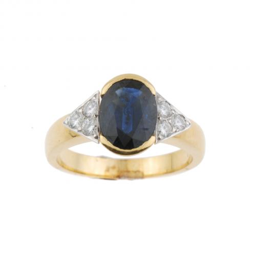 SORTIJA CON DIAMANTES Y ZAFIRO.
