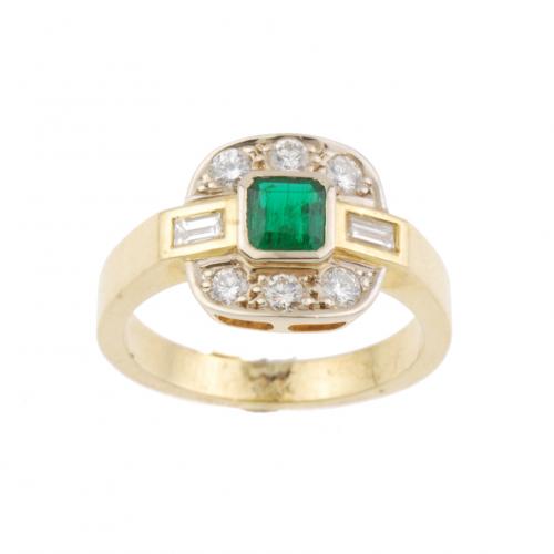 SORTIJA CON CON DIAMANTES Y ESMERLDA.