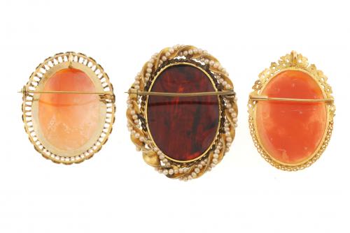 THREE CAMEO BROOCH/PENDANTS, C20th.