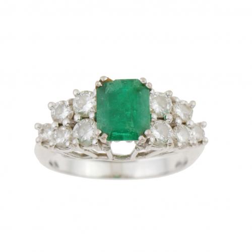 DIAMOND AND EMERALD RING, AROUND1950