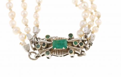 PEARL NECKLACE WITH GOLD CLASP. 
