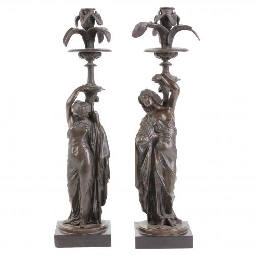 SIGUIENDO MODELOS DE JEAN JACQUES PRADIER (1790-1852). PAREJA DE CANDLEROS NEOCLÁSICOS, TERCER CUARTO SIGLO XIX. 