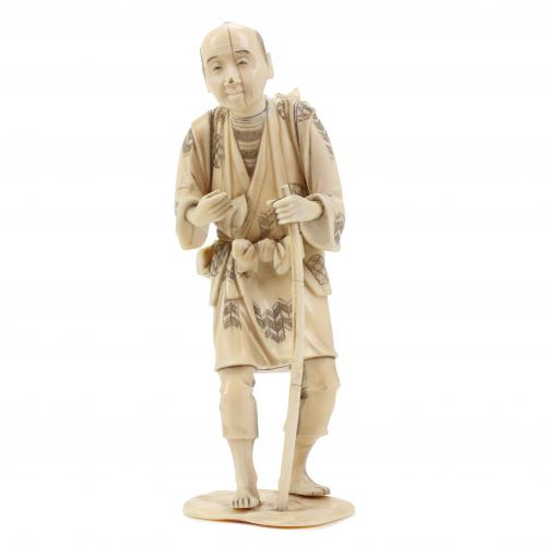 ESCUELA JAPONESA. PERÍODO MEIJI, SIGLO XIX. OKIMONO, REPRESENTANDO A UN PERSONAJE COSTUMBRISTA DE LA ÉPOCA.