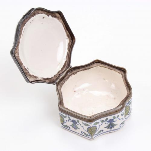 SMALL SPANISH OLERYS STYLE JEWELLRY BOX, C18th.