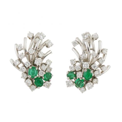 DIAMOND AND EMERALD EARRINGS.