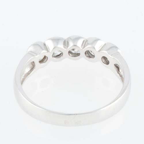 WHITE GOLD AND DIAMOND RING. 