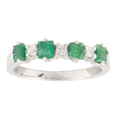 EMERALD AND DIAMOND RING. 