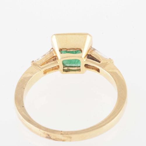 EMERALD AND BAGUETTE RING.