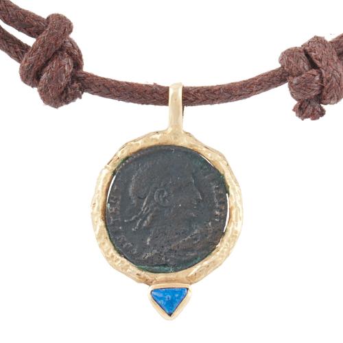 COLGANTE CON MONEDA ORLADA. 