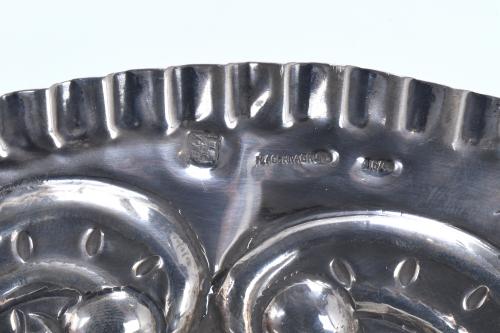 BANDEJA ORNAMENTAL ESPAÑOLA EN PLATA, PPS. SIGLO XX. 