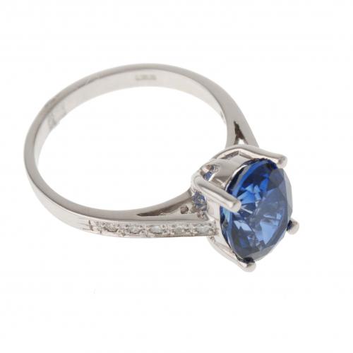 RING WITH SAPPHIRE.