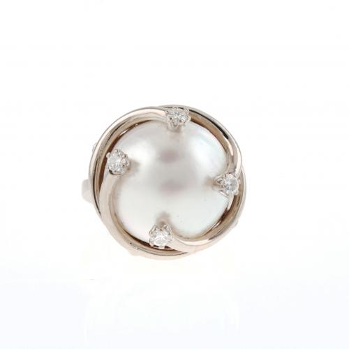 SORTIJA CON PERLA MABÉ Y DIAMANTES.