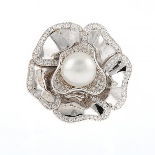 FLORAL RING WITH PEARL AND DIAMONDS.