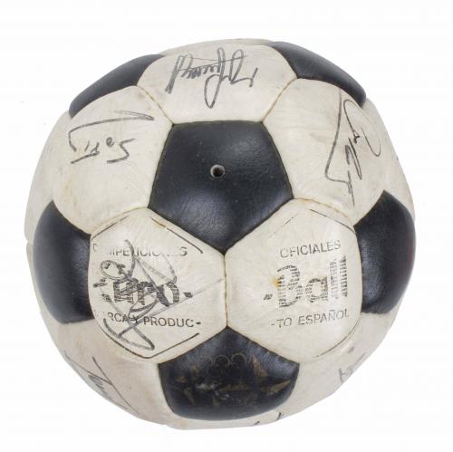 BALL SIGNED BY F.C. BARCELONA PLAYERS, SEASON 1975-76.