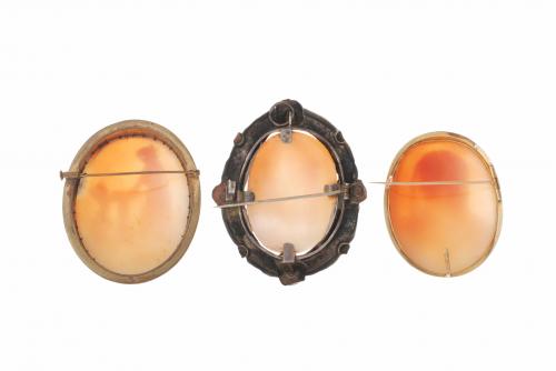 THREE OVAL CAMEO BROOCHES-PENDANTS.