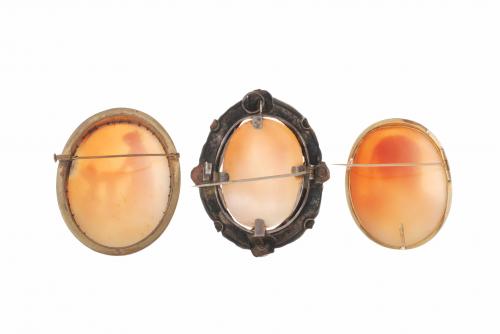 THREE OVAL CAMEO BROOCHES-PENDANTS.