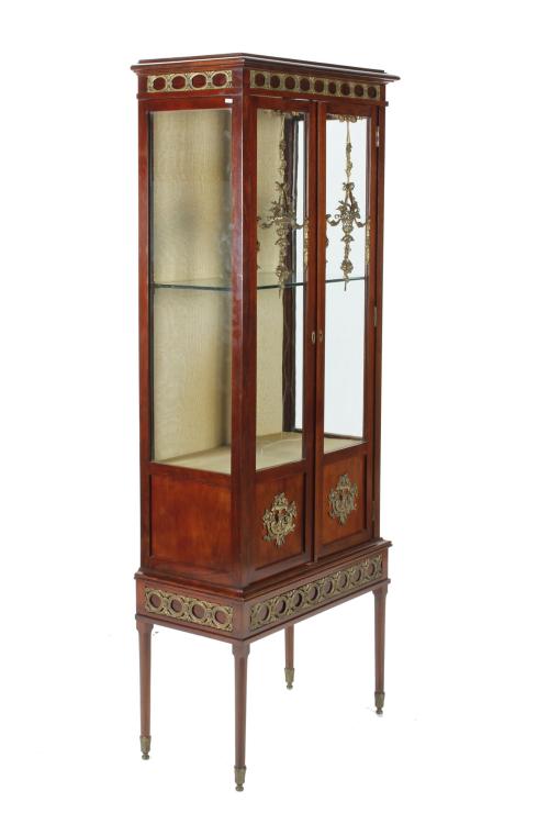 SMALL FRENCH DISPLAY CHEST OF DRAWERS, CIRCA 1920-1930.