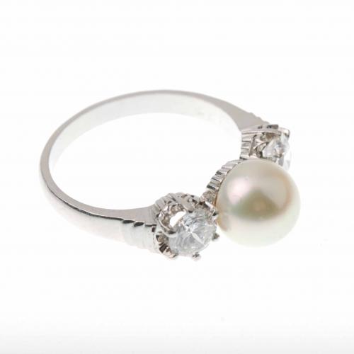 RING WITH A PEARL AND TWO DIAMONDS.