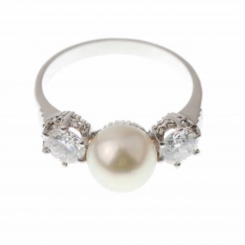 RING WITH A PEARL AND TWO DIAMONDS.