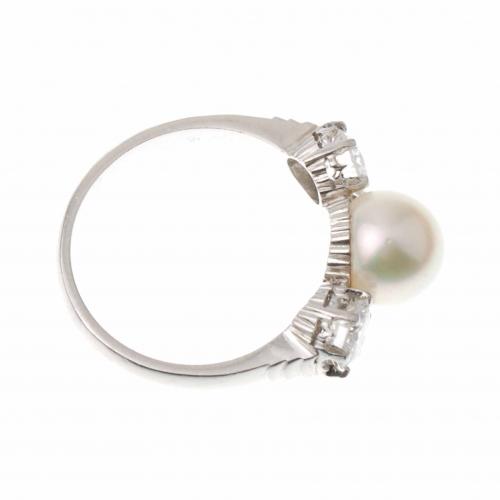 RING WITH A PEARL AND TWO DIAMONDS.