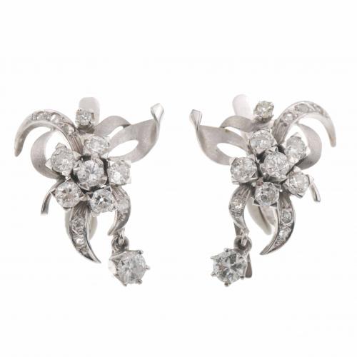 WHITE GOLD AND DIAMONDS EARRINGS.