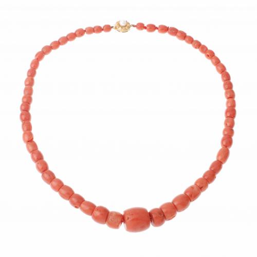 COLLAR CUENTAS CORAL.