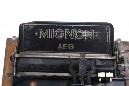 MÁQUINA DE ESCRIBIR ENCRIPTADA ALEMANA "AEG MIGNON", PRIMER