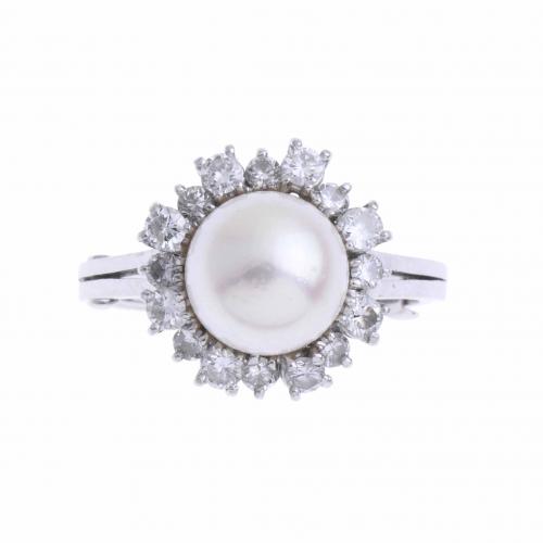 RING WITH PEARL AND DIAMONDS.