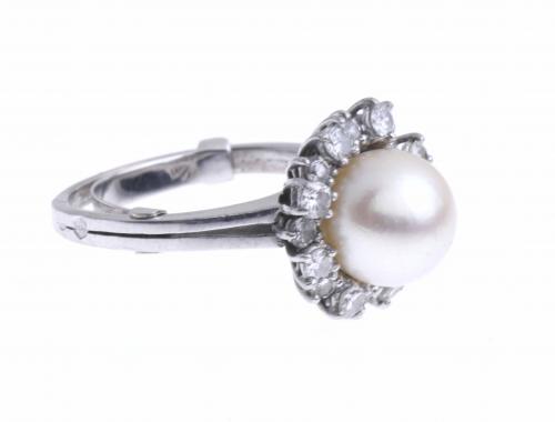 RING WITH PEARL AND DIAMONDS.