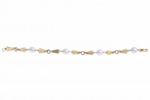 GOLD BRACELET WITH PEARLS.