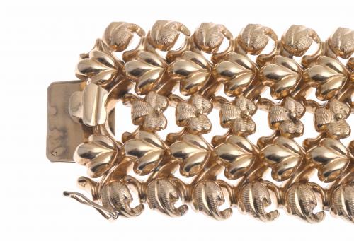 YELLOW GOLD FLORAL BRACELET.