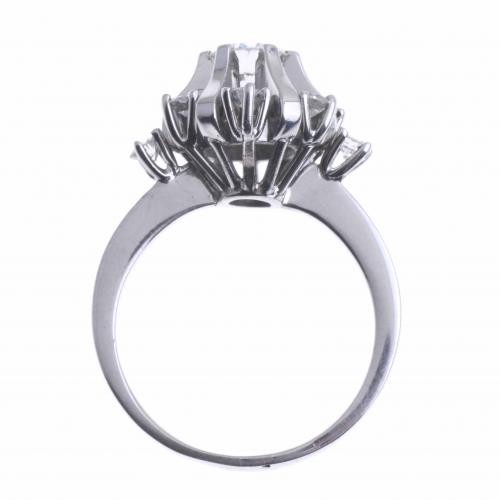 WHITE GOLD AND DIAMONDS ROSETTE RING.