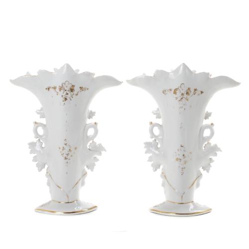PAIR OF ELIZABETHAN VASES, SECOND THIRD 19TH CENTURY.
