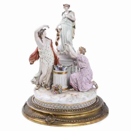 MEISSEN. GRAN CENTRO DECORATIVO ALEMÁN CON ESCENA MITOLÓGICA, SEGUNDA MITAD SIGLO XX. 