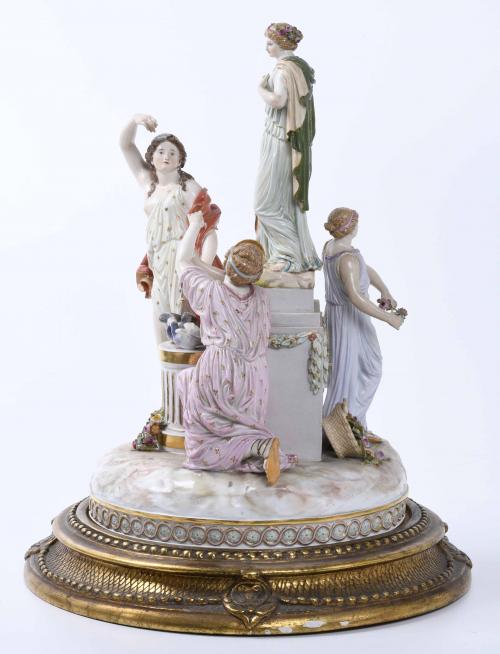 MEISSEN. GRAN CENTRO DECORATIVO ALEMÁN CON ESCENA MITOLÓGIC