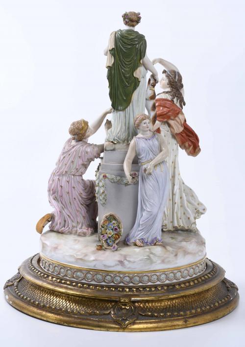 MEISSEN. GRAN CENTRO DECORATIVO ALEMÁN CON ESCENA MITOLÓGIC