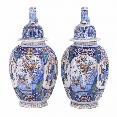 PAREJA DE TIBORES INGLESES U HOLANDESES ESTILO CHINESCO, SIGLO XX.