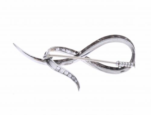 PLATINUM AND DIAMONDS BOW-SHAPED BROOCH.