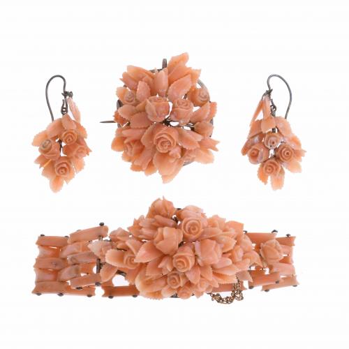 SET OF CORAL EARRINGS, BROOCH AND BRACELET.