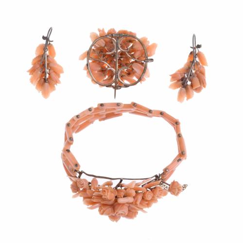 SET OF CORAL EARRINGS, BROOCH AND BRACELET.